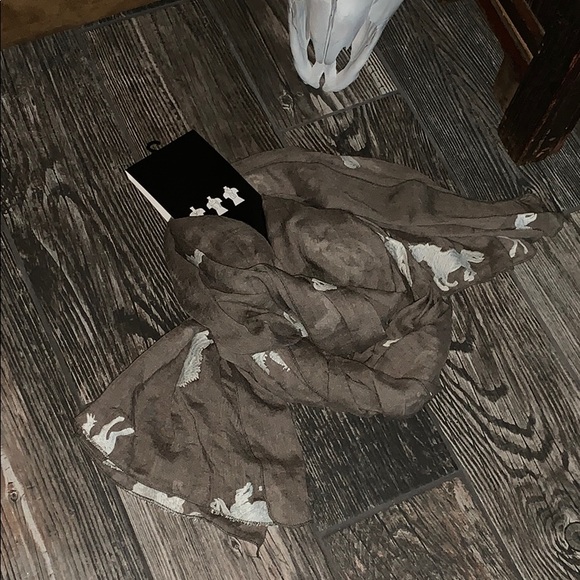 **WHOLESALE** Ladies Embroidered Horse Scarf - Picture 3 of 5